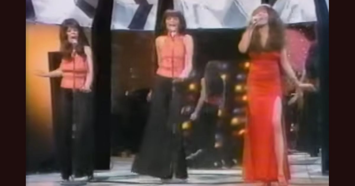 The Ronettes – Walking In The Rain