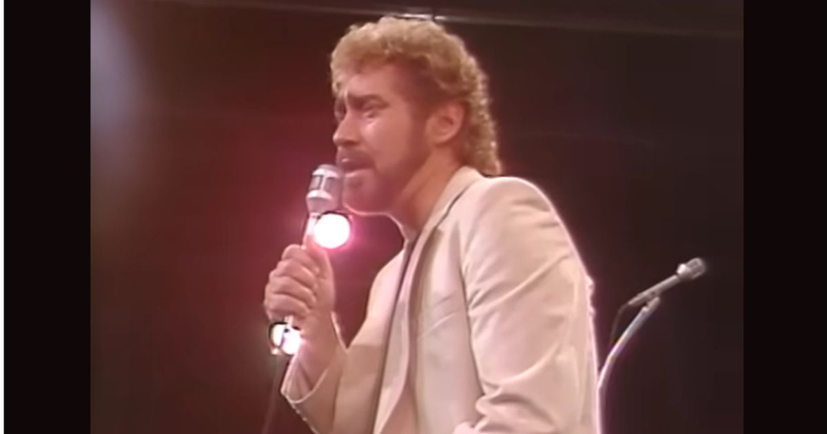 Earl Thomas Conley – Holding Her and Loving You